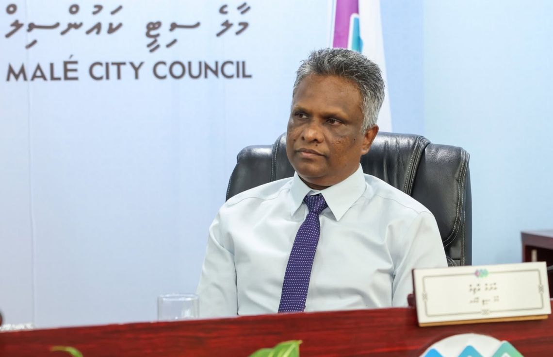 މޭޔަރު އާޒިމްގެ މަނީލޯންޑަރިން މައްސަލައެއް ފެންމަތިވެއްޖެ