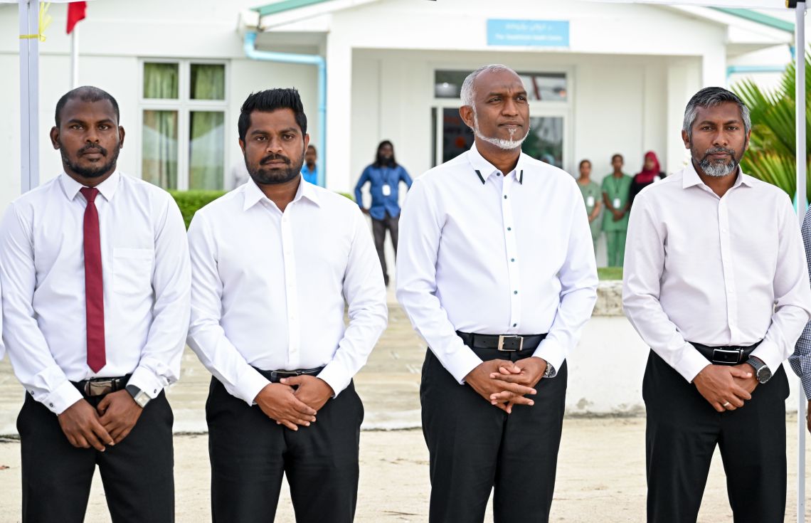 ރައްޔިތުންނާއި ގާތުން ބައްދަލުކުރެއްވުމަށްފަހު ރައީސް މާލެ ވަޑައިގެންފި