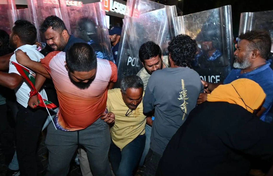 ފުލުހުންނަށް ހުރަސްއެޅި މުޒާހަރާގެ ބައިވެރިންނަށް ފިޔަވަޅު އަޅަނީ