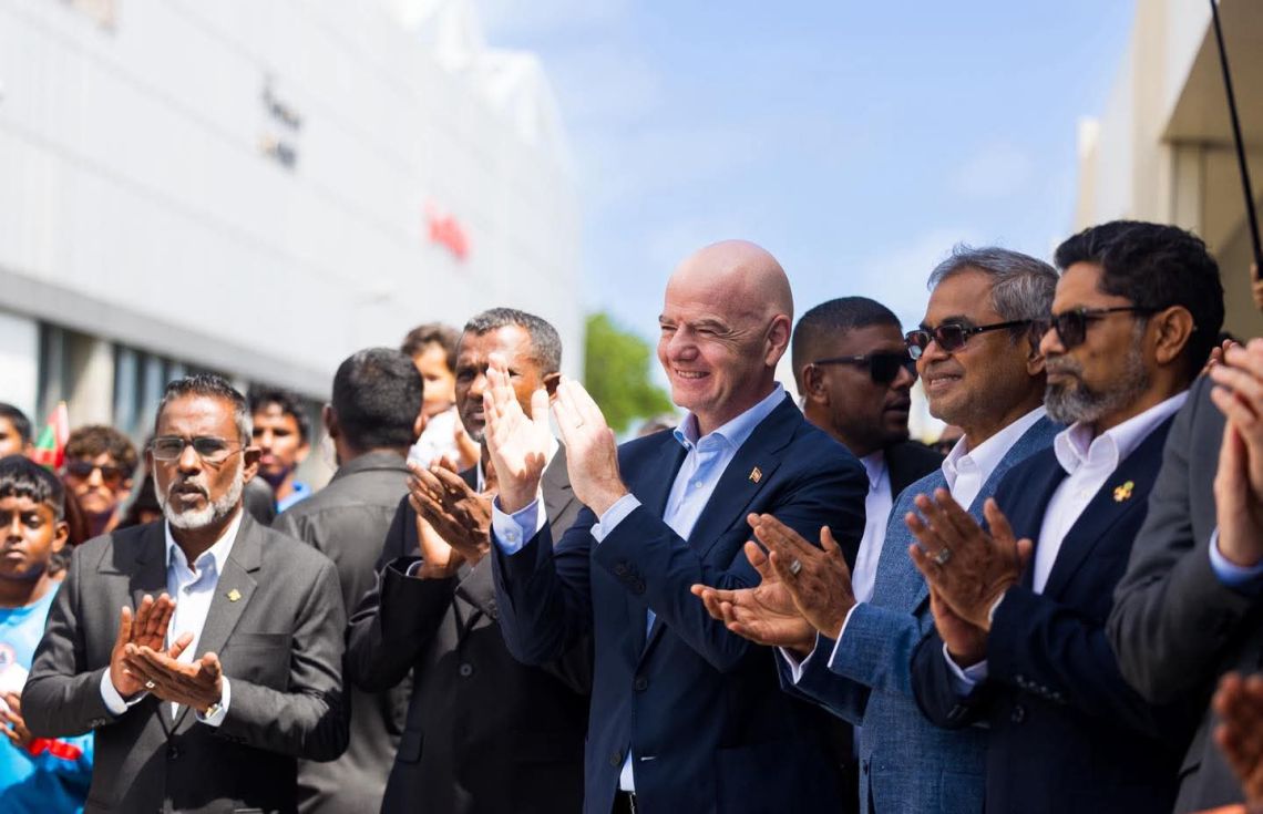 އިންފަންޓީނޯ ރާއްޖެއަށް, އެއާޕޯޓުން ހޫނު މަރުހަބާއެއް!
