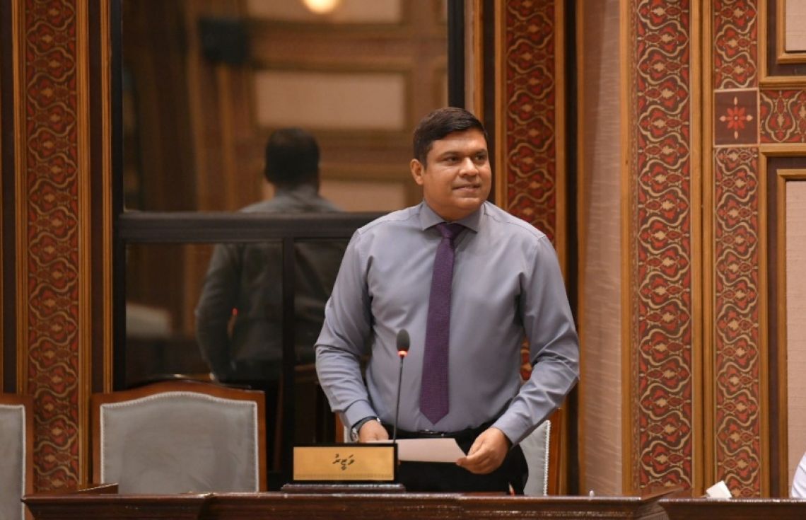 ހެލިކޮޕްޓަރުގެ ހިދުމަތާ ބެހޭގޮތުން މާދަމާ މިނިސްޓަރާ ސުވާލުކުރަނީ