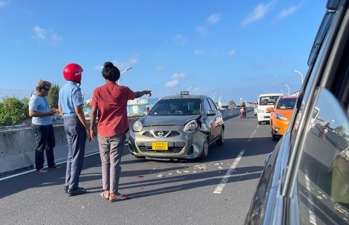ދެ ކާރެއް އެކްސިޑެންޓުވެ ބޮޑެތި ގެއްލުންތަކެއް