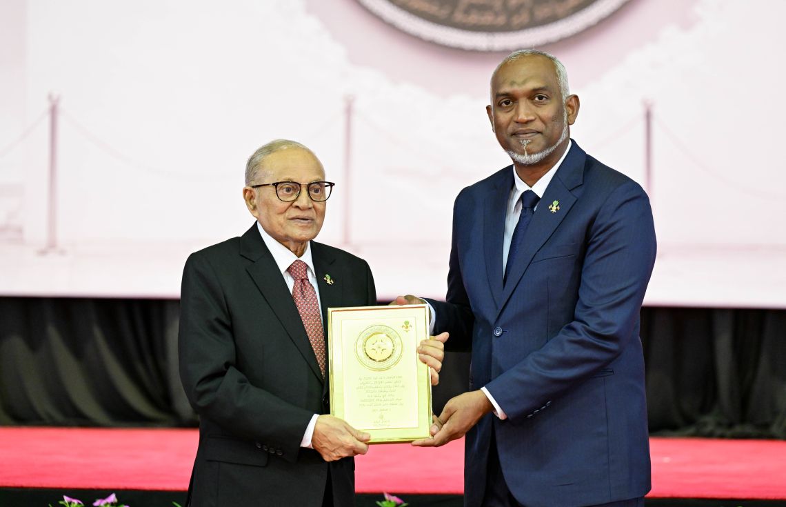 ޝަރަފުގެ ހާއްސަ އައްޑަނަ ރައީސް މައުމޫނަށް އަރުވައިފި