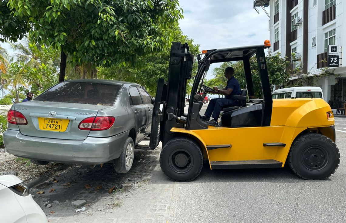 ގަވާއިދާ ހިލާފަށް ޕާކުކޮށްފައި ހުންނަ އުޅަނދުތައް ނަގަނީ