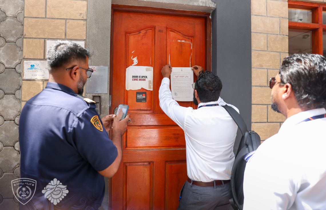 މަސާޖު ޕާލާތަކެއް ޗެކުކޮށް، 4 ބިދޭސީން އަތުލައިގަނެފި