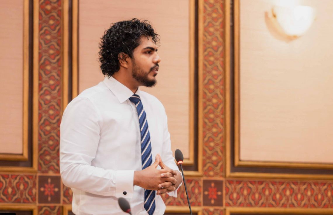 ޖުވާ ކުޅެގެން މުއްސަނދިވި މީހަކާ ދިމާނުވޭ: އަޒާން