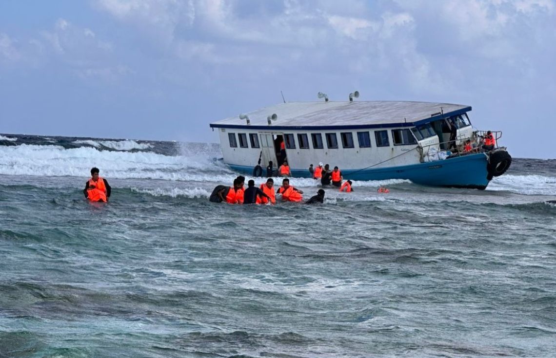 67 ޓޫރިސްޓުންނާއެކު ދަތުރުކުރަމުންދިޔަ ފެރީއެއް ފަރަށް އަރައިފި