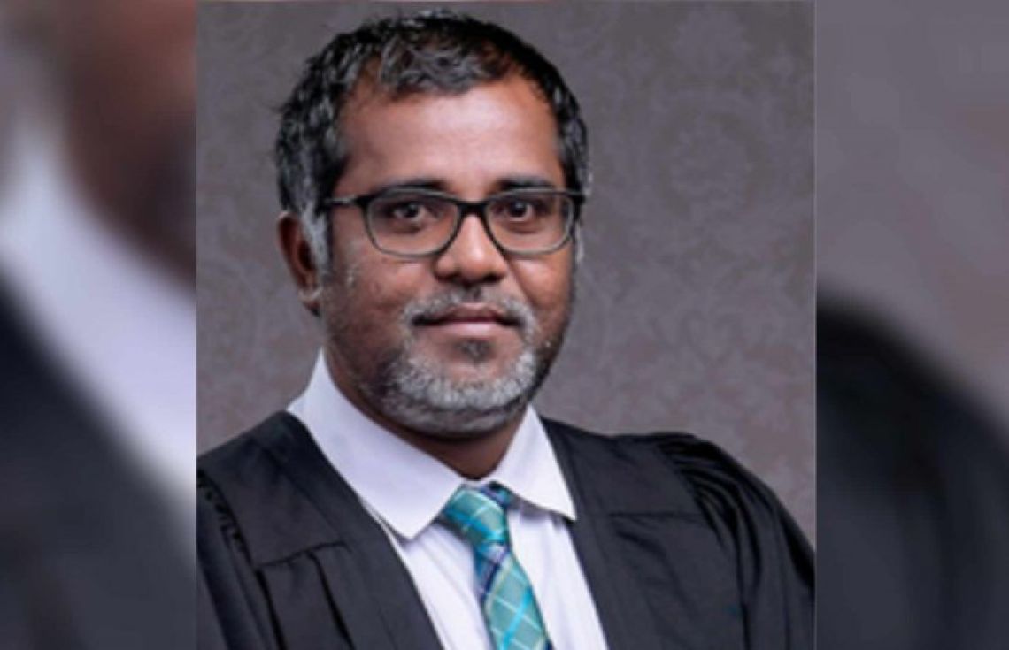 އިސްތިއުފާދެއްވި ހައިކޯޓުގެ ފަނޑިޔާރު އަނބުރާ ހަމަ އެކޯޓަށް