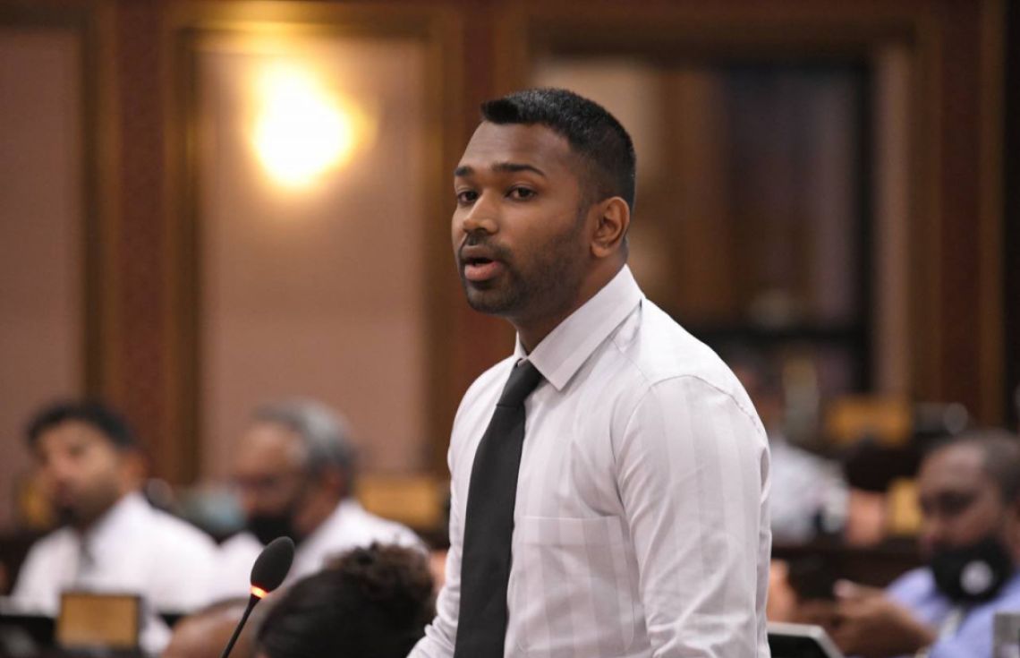 ރިޔާސީ ބަޔާނަށް ހުރަސްއެޅުމުން މީކާއިލް މަޖިލީހުން ބޭރުކޮށްލައިފި
