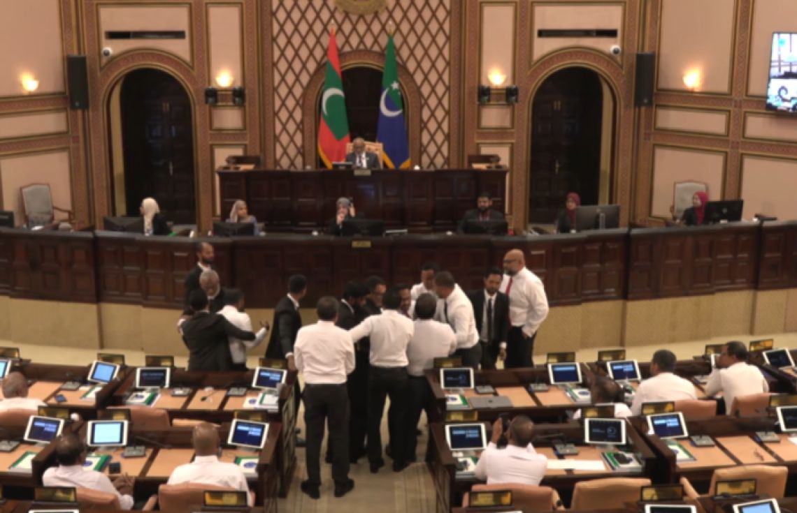 ޖަލްސާއަށް ހުރަސްއެޅި އެމްޑީޕީ މެމްބަރުންތަކެއް މަޖިލީހުން ނެރެފި