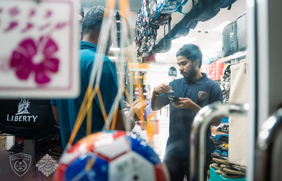 ގަވާއިދާ ހިލާފަށް މަސައްކަތްކުރަމުންދިޔަ 10 ބިދޭސީއަކު އަތުލައިގަނެފި