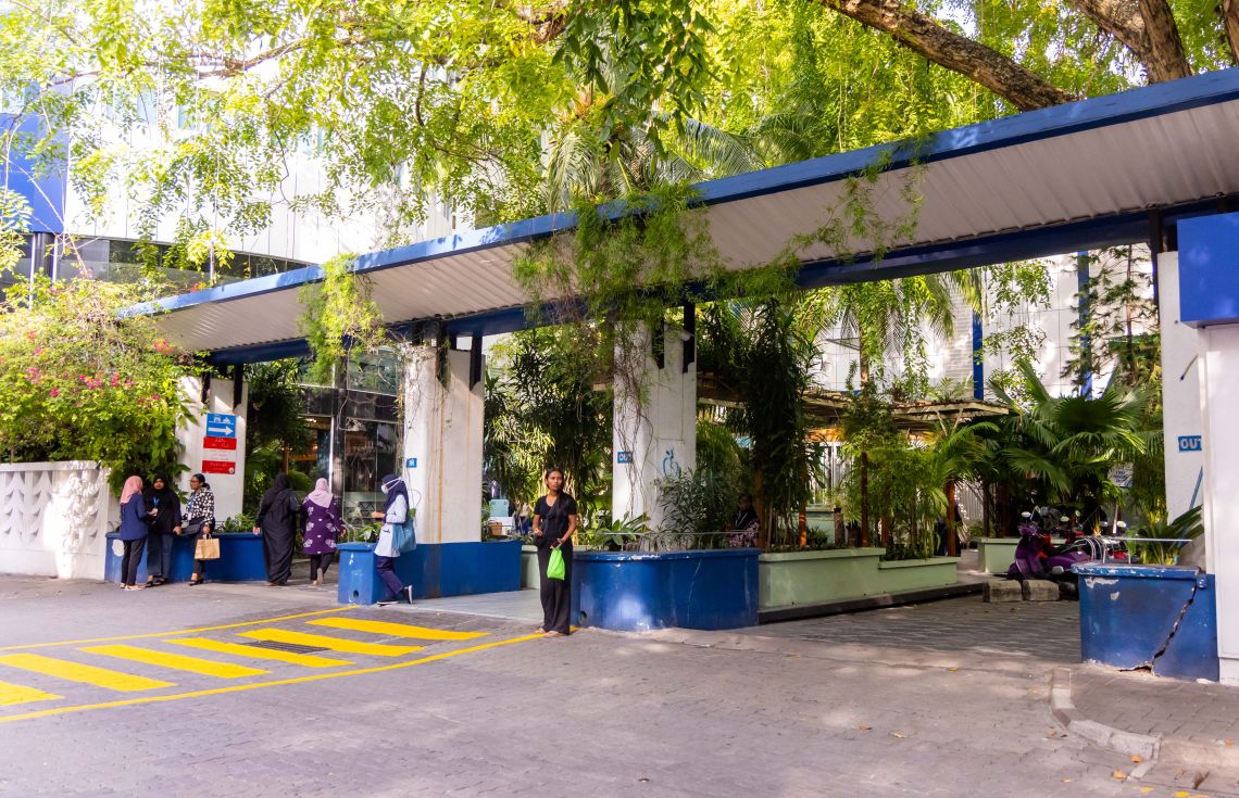 ޕޫލަށް ވެއްޓި ގެނބިގެން ދެއަހަރުގެ ކުއްޖަކު ނިޔާވެއްޖެ