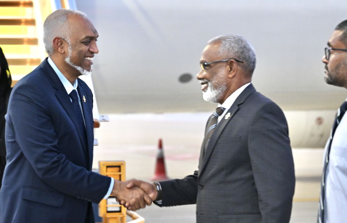 އުމްރާގެ އަޅުކަމަށްފަހު ރައީސްގެ ދެކަނބަލުން މާލެ ވަޑައިގެންފި