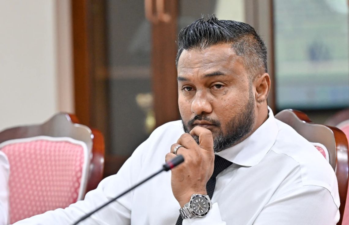 މެންބަރު ސިނާންގެ ގޮނޑި ގެއްލިއްޖެ