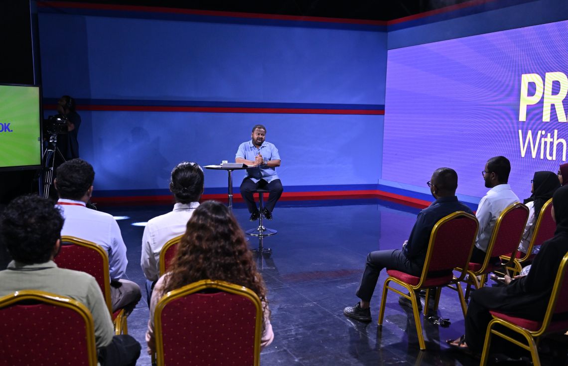 ކޮންމެ ބުރާސްފަތި ދުވަހަކު ތަރުޖަމާނު ނޫސްވެރިންނާ ބައްދަލުކުރައްވަނީ