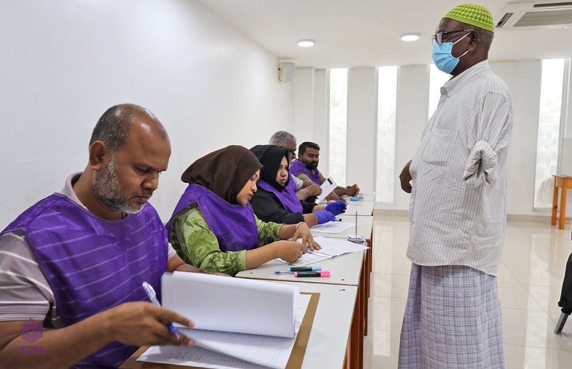 މީދޫ ކައުންސިލްގެ ރައީސް ހޮވުމަށް ބާއްވާ ދެވަނަ ބުރުގެ ވޯޓުލުން ފަށައިފި