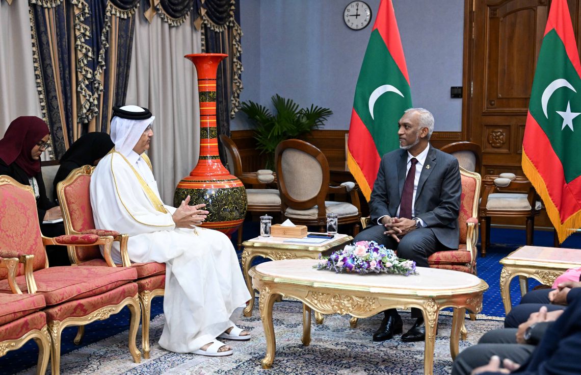 ޤަޠަރުގެ އައު ސަފީރު އެމަނިކުފާނުގެ ސަފީރުކަމުގެ ފަތްކޮޅު ރައީސުލްޖުމްހޫރިއްޔާއަށް އަރުވައިފި