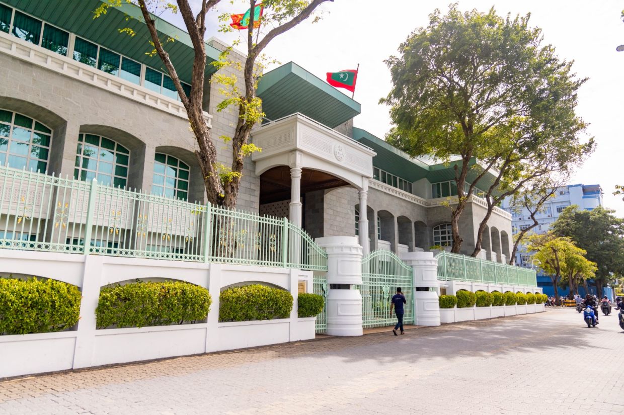 ނޮވެމްބަރ 10 ސަރުކާރު ބަންދުކޮށްފި
