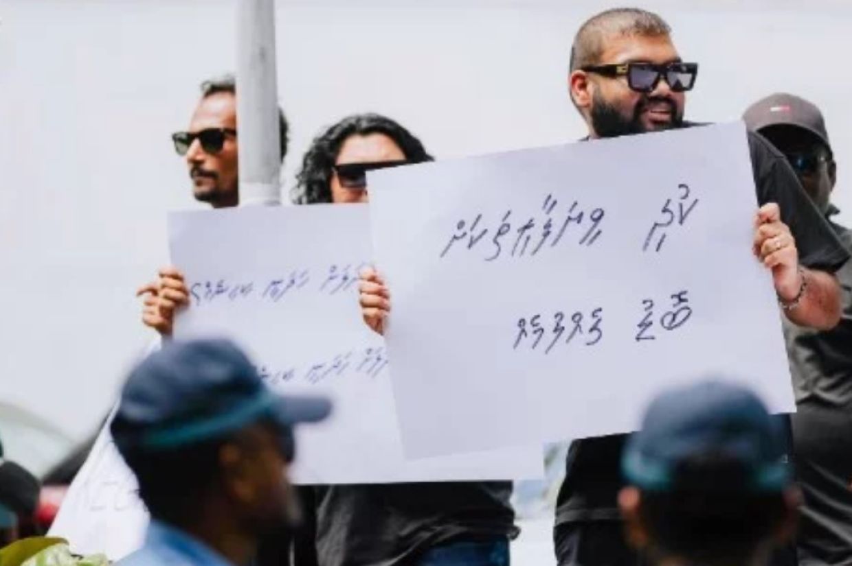 ވޭޕް މަނާކުރުމުން މަޖިލިސް ކައިރީގައި މުޒާހަރާ ކުރަނީ
