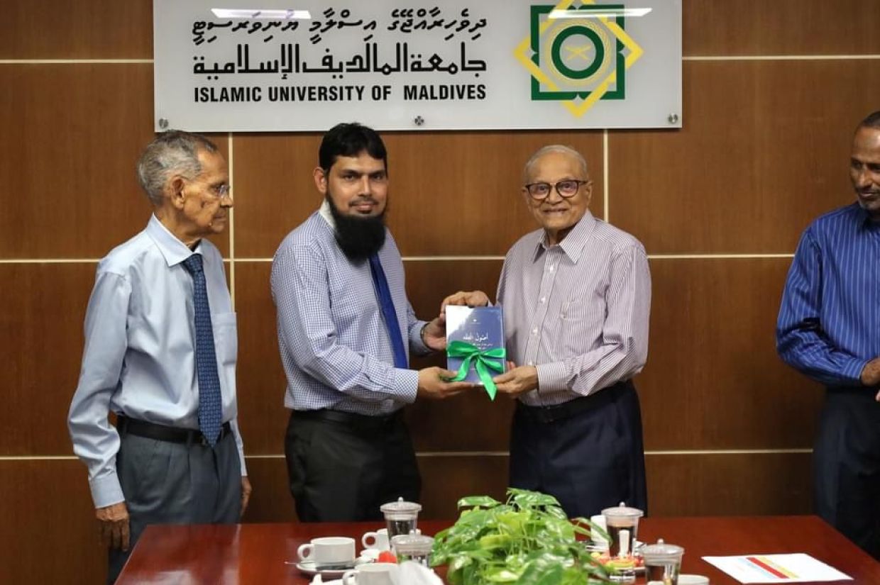 މައުމޫން ފައުންޑޭޝަނުން އައިޔޫއެމްއަށް 340 ފޮތް ހަދިޔާކޮށްދެއްވާފި