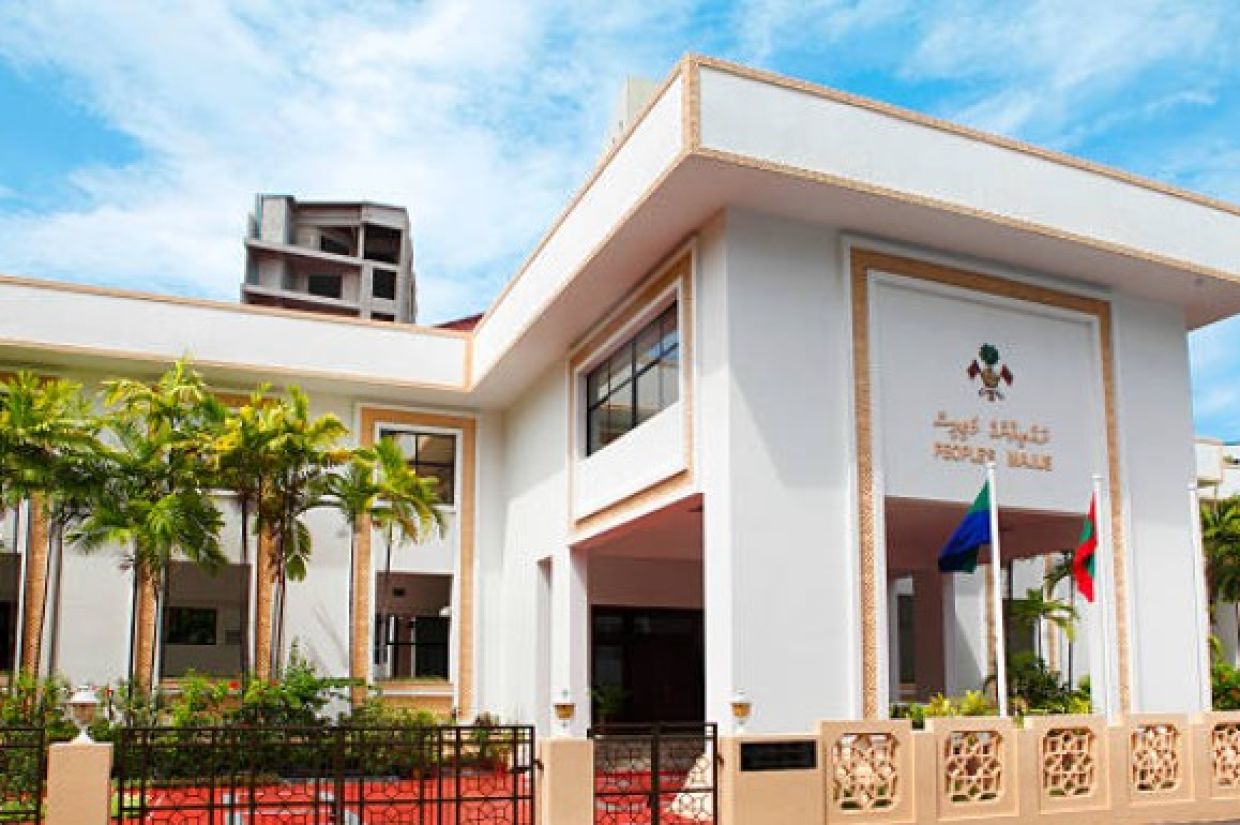މެމްބަރުންނާއި އިސްވެރިންގެ މުށަރައިގެ 10% ކުޑަކުރަނީ
