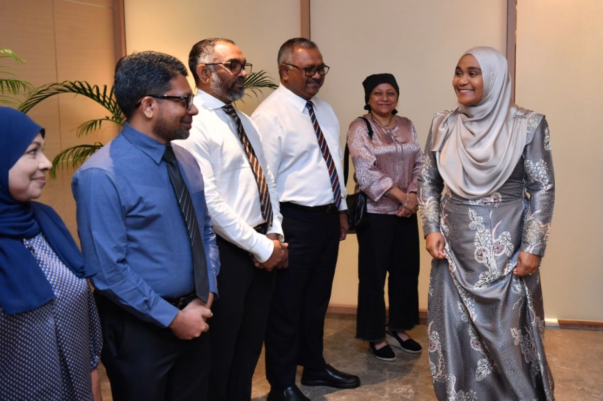 މެޑަމް ސާޖިދާ ހައިލެވެލް ހެލްތު ޕެނަލާއި ގުޅިވަޑައިގެންފި