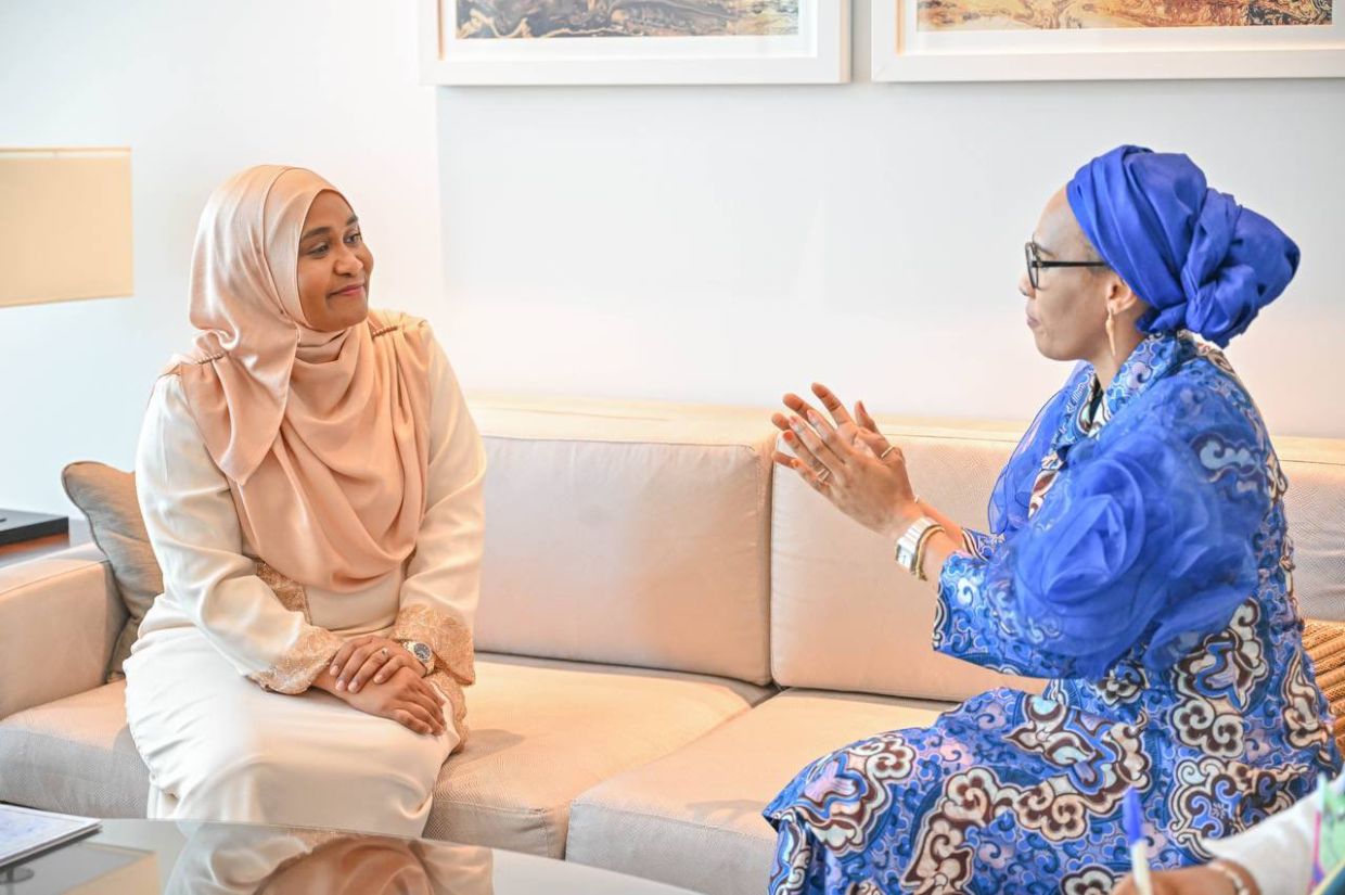 ދިވެހި-ގެމްބިޔާ ފަސްޓް ލޭޑީން ބައްދަލުކުރައްވައިފި