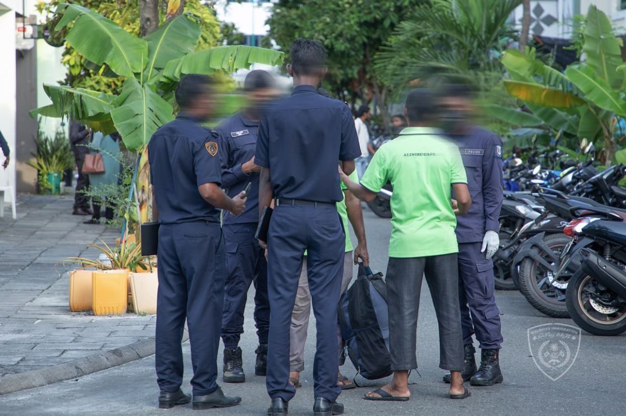 ގަވާއިދާ ޚިލާފަށް އުޅެމުންދިޔަ 5 ބިދޭސީއަކު ހައްޔަރުކޮށްފި