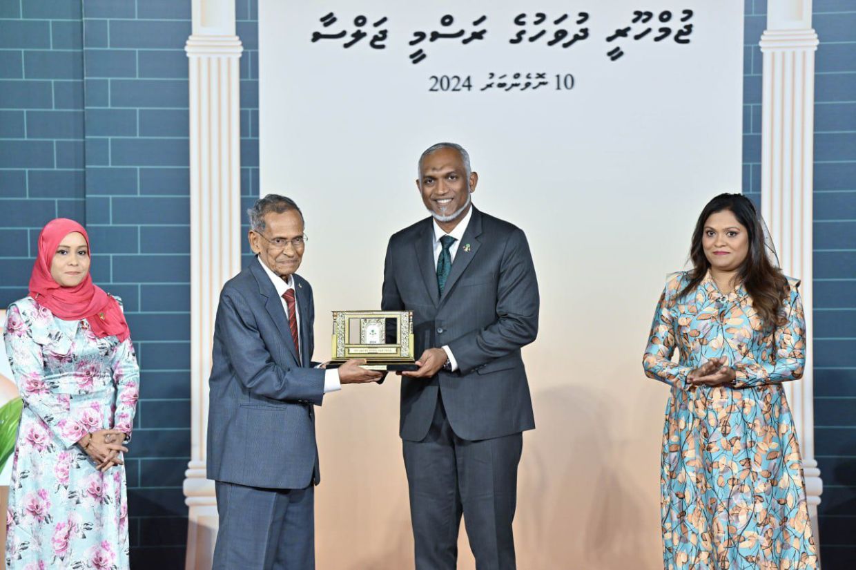 ތަޢުލީމީ ޚިދުމަތުގެ އެންމެ މަތީ ޝަރަފު ޑރ.ޒާހިރަށް!
