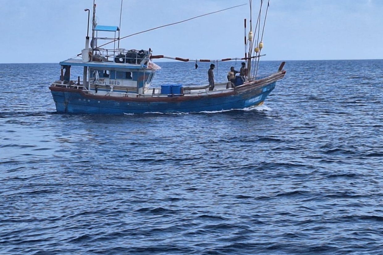 ވަގަށް ރާއްޖެ އެތެރެވި ބޯޓެއް ކޯސްޓުގާޑުން އަތުލައިފި