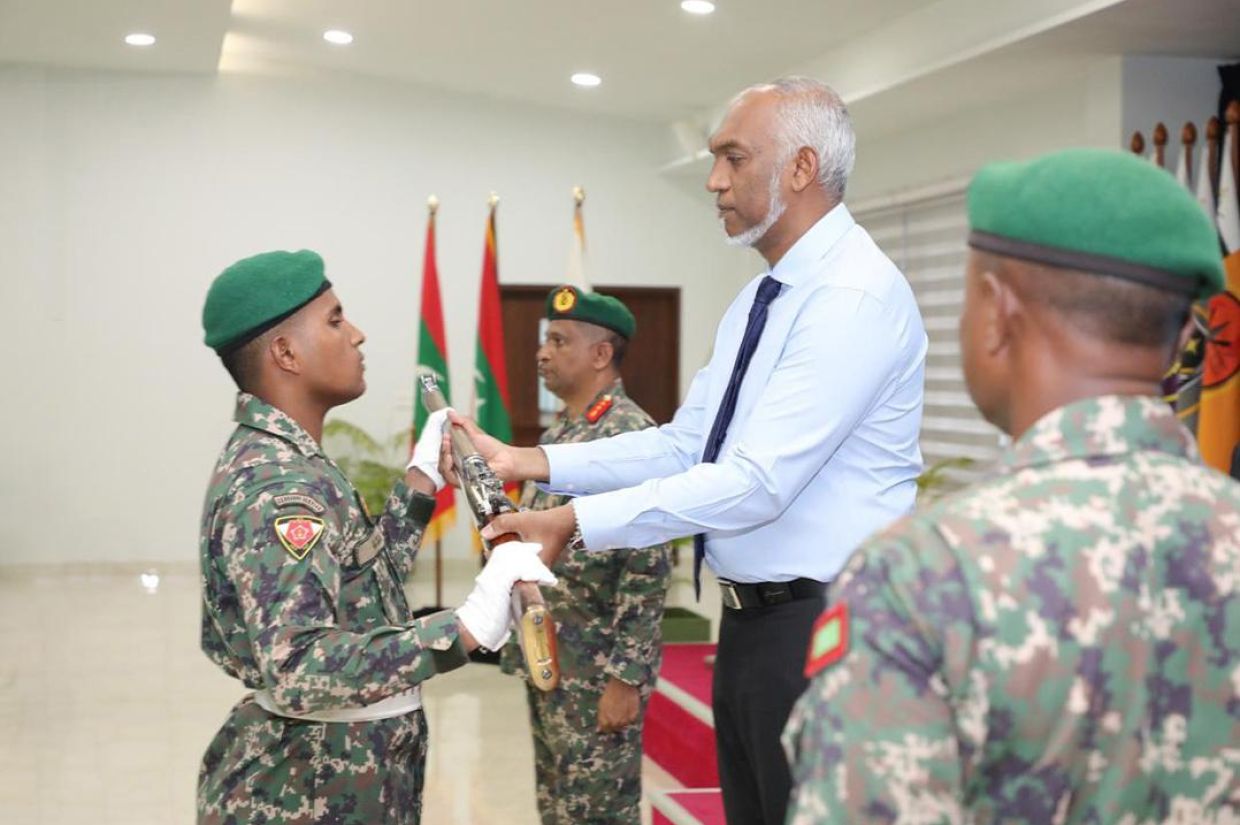 ހުވާ ކުރި ސިފައިންނަށް ރައީސް ބަޑި ޙަވާލުކޮށްދެއްވައިފި