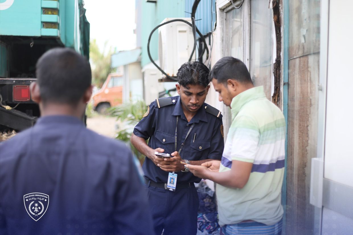 ތިލަފުށީގައި ޤަވާޢިދާއި ޚިލާފަށް އުޅެމުންދިޔަ ބިދޭސީންތަކެއް އިމިގްރޭޝަނަށް
