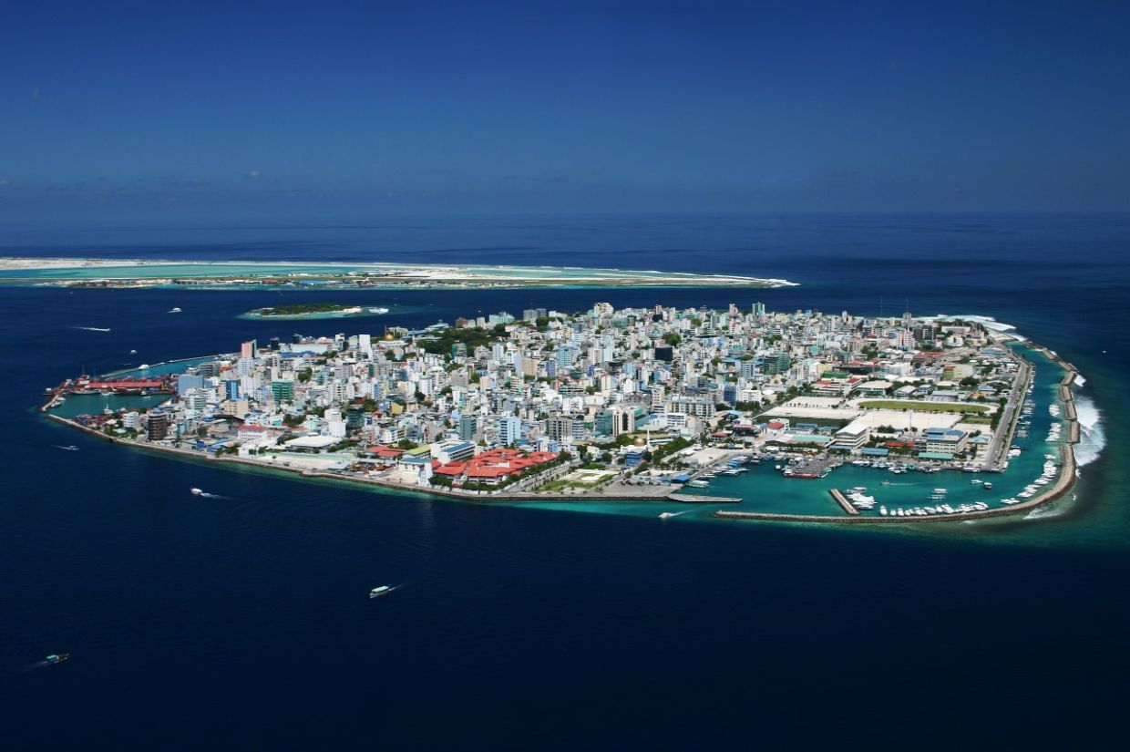 މަގުމައްޗަށް ވެއްޓިފައި އޮއްވާ ފެނުނު މީހާ މަރުވެއްޖެ