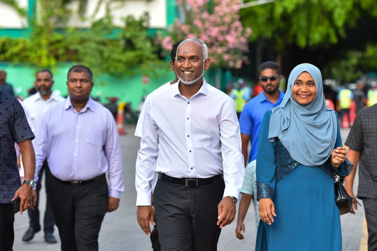 ރައީސްގެ ދެކަނބަލުން އިނގިރޭސިވިލާތުން ރާއްޖެ ވަޑައިގެންފި