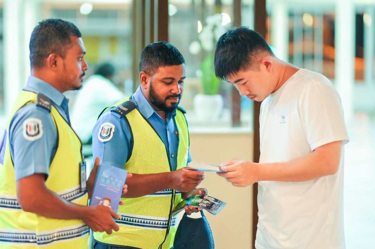 ޗައިނާ ޓޫރިސްޓުންނަށް މައުލޫމާތު ދިނުމުގެ ހަރަކާތެއް ފަށައިފި