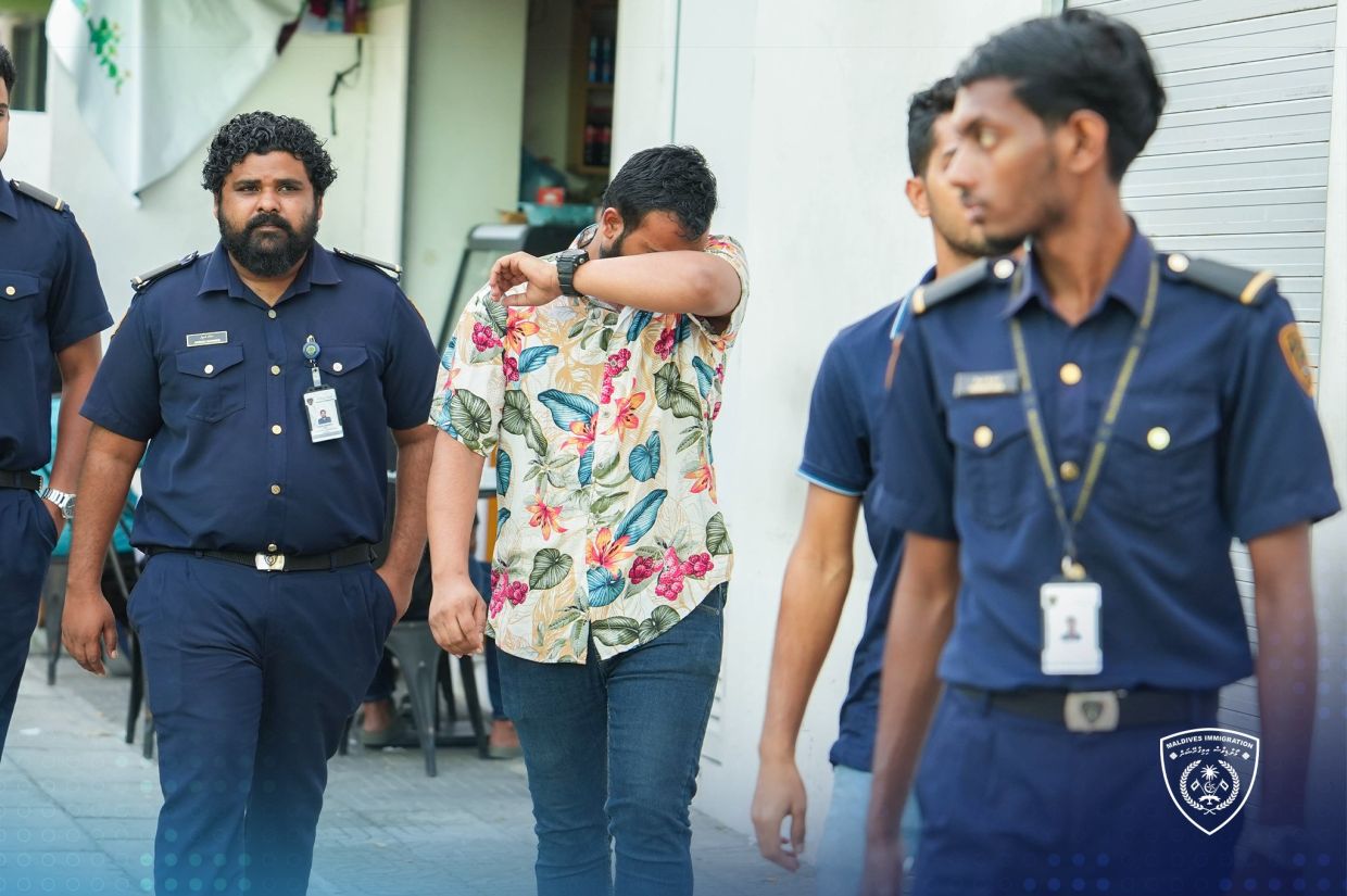 ކެފޭއަކުން ދެ ބިދޭސީއަކު އިމިގްރޭޝަންގެ ބެލުމުގެ ދަށަށް