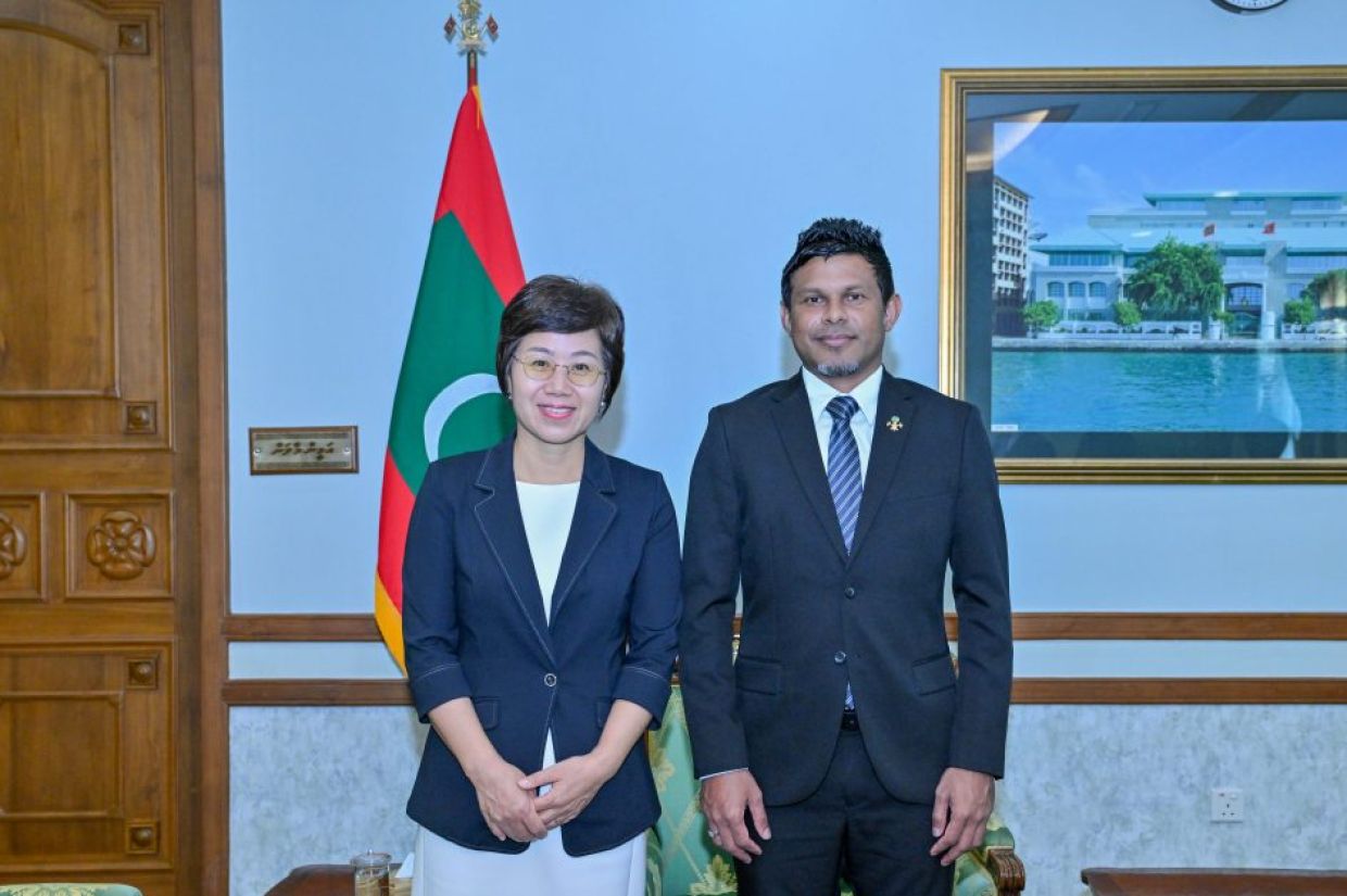 ޗައިނާ ސަފީރު ނައިބު ރައީސްގެ އަރިހަށް ޒިޔާރަތެއް
