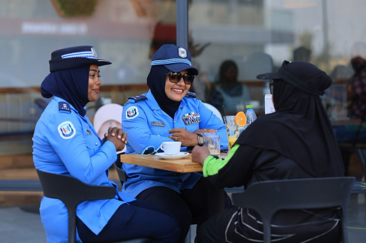 ފުލުހުން، އާންމުންނާ ގުޅުން ބަދަހިކުރަނީ