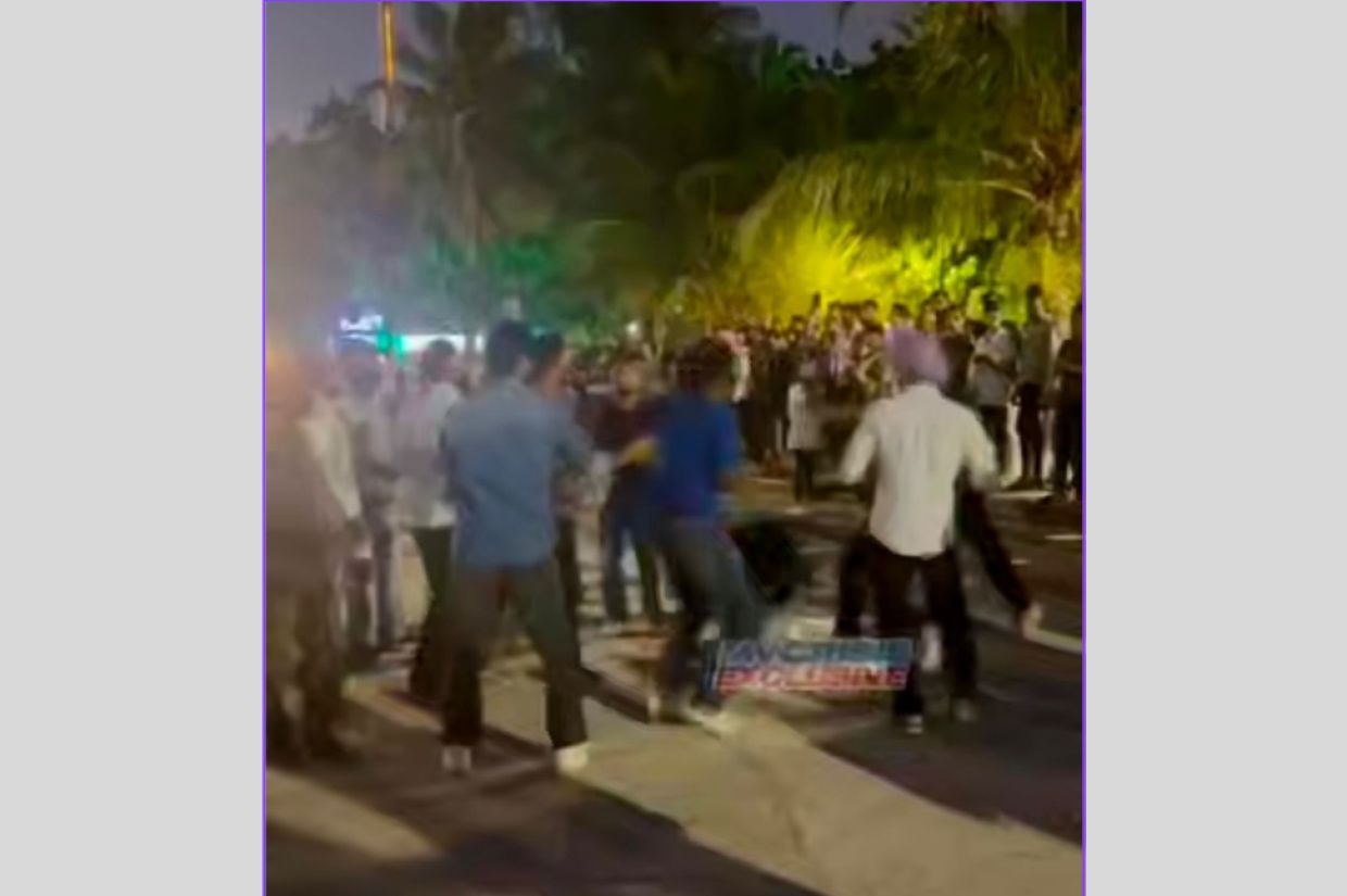 އާޓިފިޝަލް ބީޗުގައި ބިދޭސީން މާރާމާރީއެއް ހިނަގައިފި