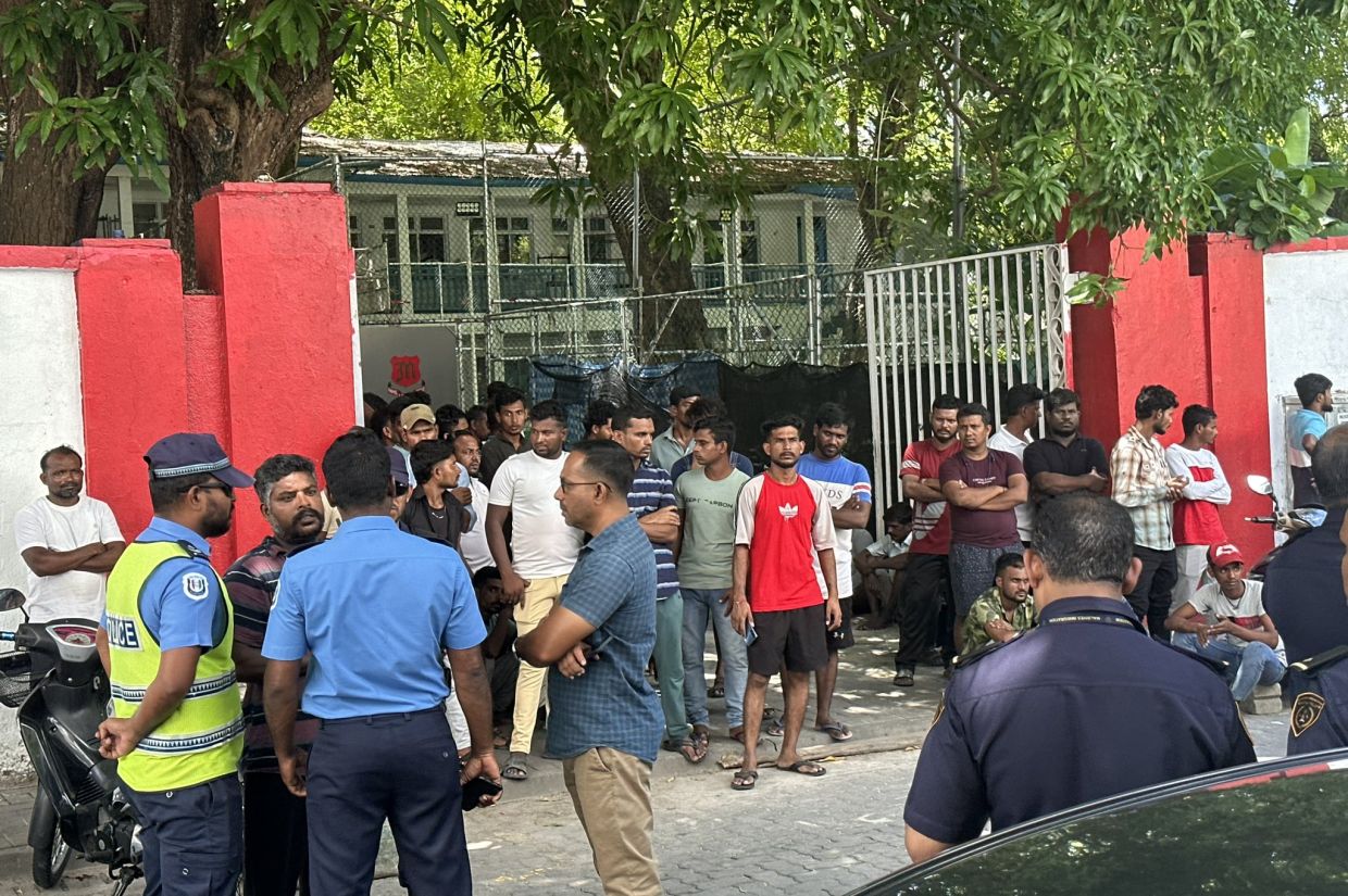 މުޒާހަރާ ކުރި ބިދޭސީން އިމިގްރޭޝަންގެ ބެލުމުގެ ދަށަށް