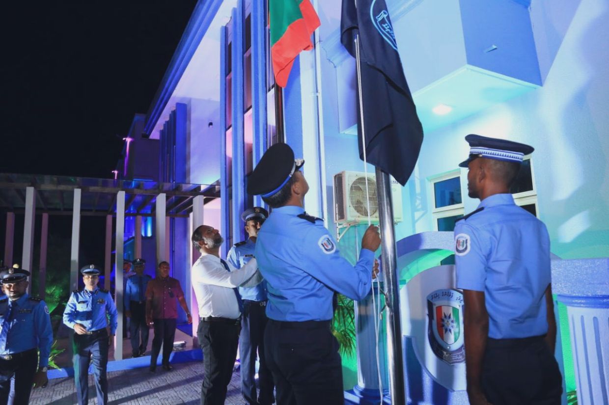 ފުލުހަކަށް ބިރުދެއްކުމުން ހައްޔަރުކުރި މީހާ ކޯޓުން ދޫކޮށްލައިފި