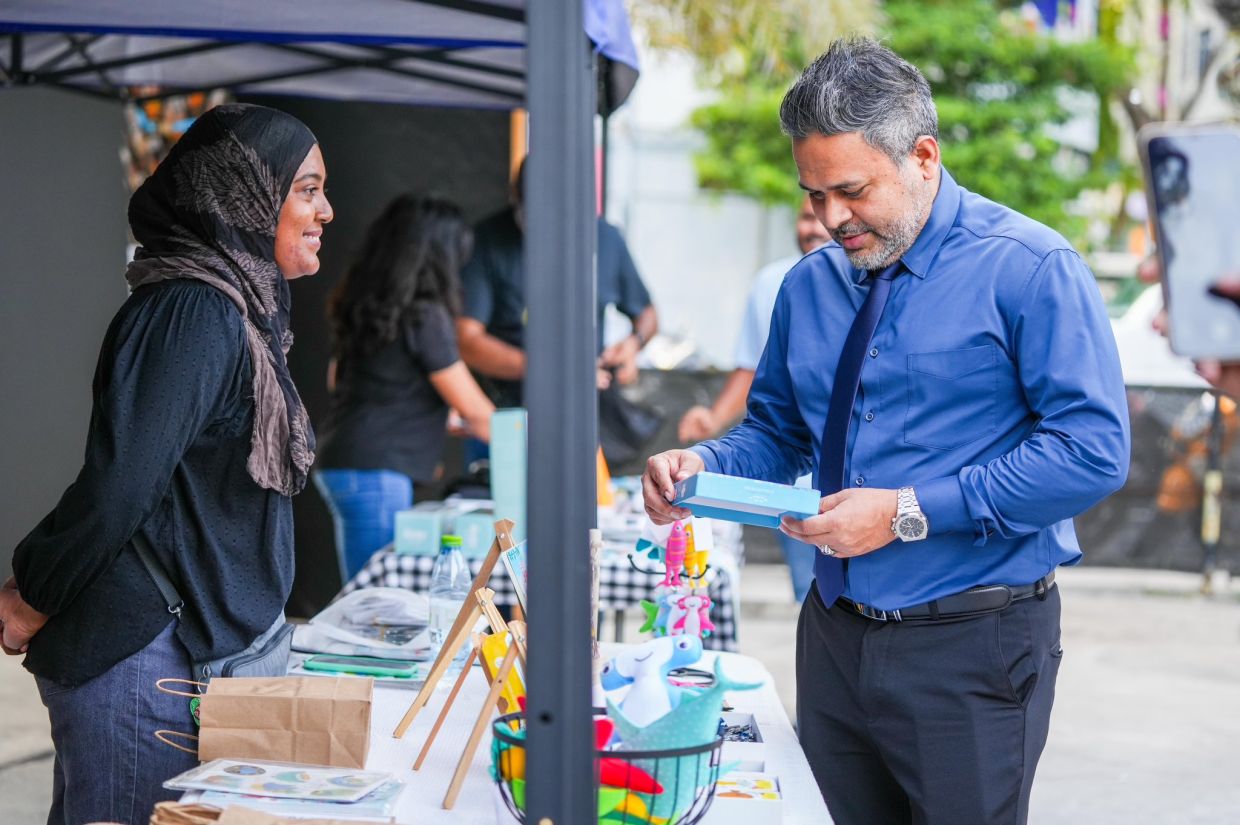 މަސްވެރިންގެ ދުވަހާއި ގުޅިގެން ކުޑަކުދިންގެ ހަވީރެއް ބާއްވައިފި