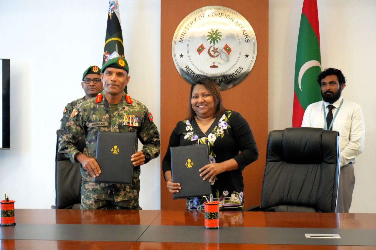 ޑިފެންސް ކޮލެޖާއި ފޮރިން މިނިސްޓްރީގެ މުވައްޒަފުން ތަމްރީނުކުރަނީ