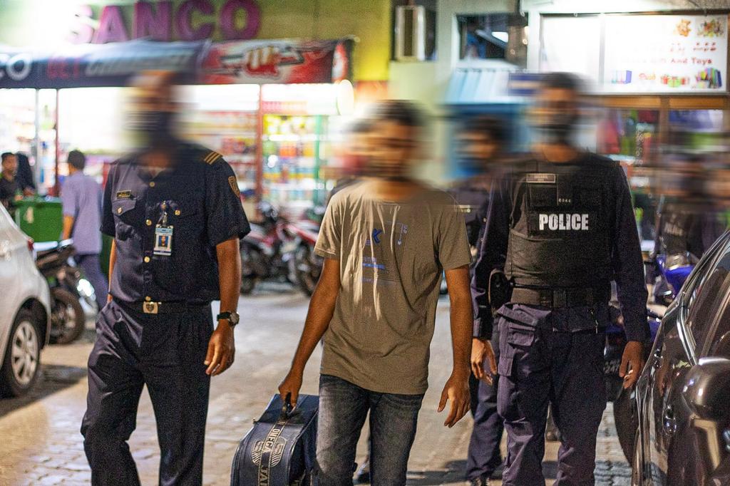 ގަވާއިދާ ހިލާފަށް އުޅެމުން ދިޔަ ދެ ބިދޭސީން އަތުލައިގެންފި