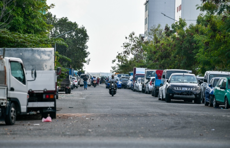 ހުޅުމާލެ އިންޑަސްޓްރިއަލް ޒޯނުގައި ޕާކު ކޮށްފައި ހުރި އުޅަނދުތައް ނަގަން އަންގައިފި