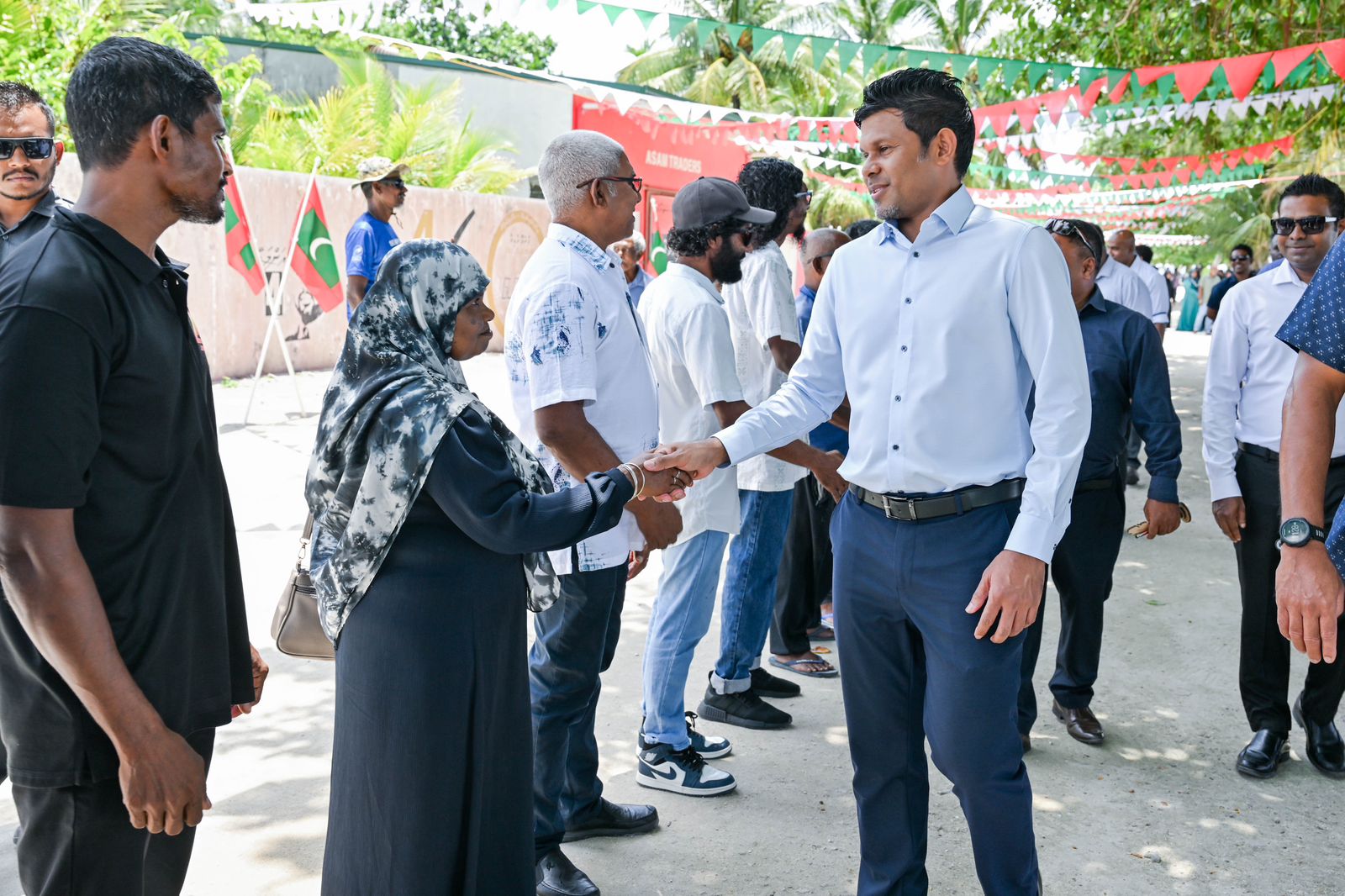 ށ. އަތޮޅުގެ ރައްޔިތުންގެ މެހެމާންދާރީއަށް ނައިބު ރައީސް ޝުކުރު އަދާކުރައްވައިފި