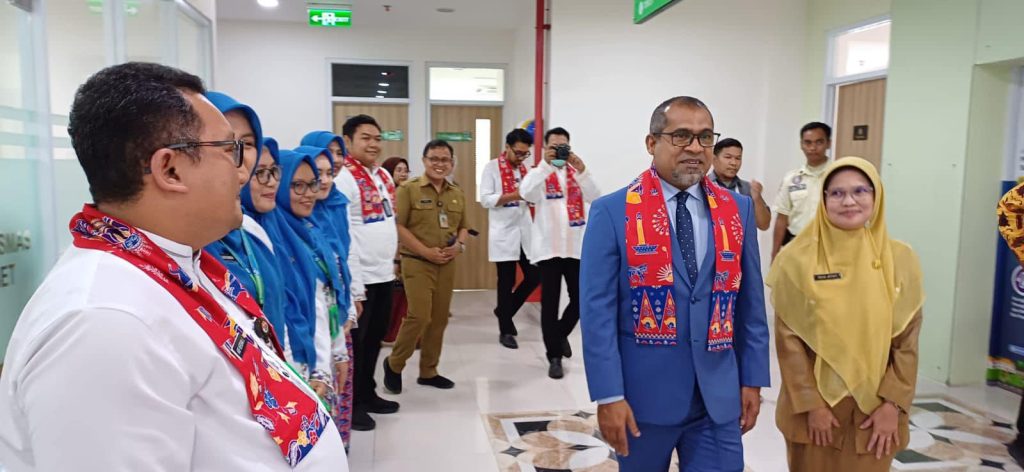 ހެލްތު މިނިސްޓަރު ޖަކާޓާގެ ސިއްހީ ޚިދުމަތްދޭ މަރުކަޒުތަކަށް ޒިޔާރަތްކުރައްވައިފި