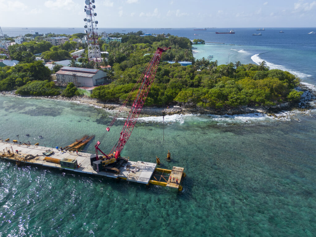 އެފްކޮންސްގެ މުވައްޒަފަކު ޒަޚަމުތަކާއެކު މަރުވެފައި އޮއްވާ ފެނިއްޖެ
