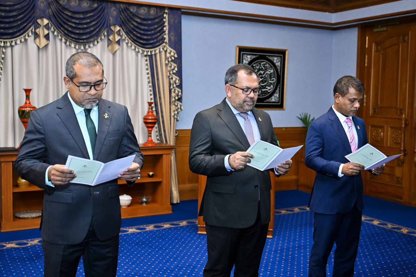 ތިން ވަޒީރަކަށް ރުހުންދިނުމަށް ކޮމިޓީއަށް ފޮނުވައިފި