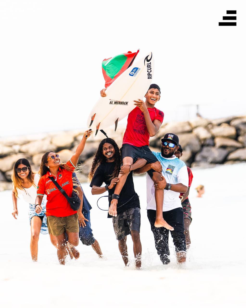 އޭޝިއަން ސަރފިންގ ޗެމްޕިއަންޝިޕްގައި ޤައުމީ ޓީމުން ހޯދި ކާމިޔާބީއަށް ރައީސް ތަހުނިޔާ ދަންނަވައިފި